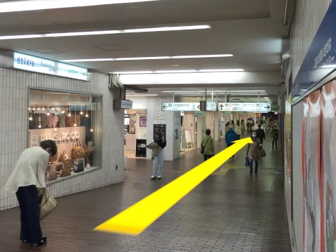 小田急線駅の東口出口を目指します。